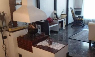 CHALET EN EL CORAZON DE VILLA SARMIENTO EN VENTA