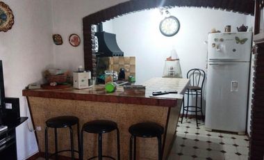 CHALET EN EL CORAZON DE VILLA SARMIENTO EN VENTA