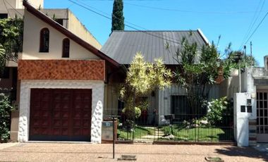CHALET EN EL CORAZON DE VILLA SARMIENTO EN VENTA