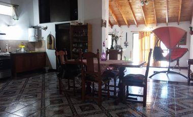 CHALET EN EL CORAZON DE VILLA SARMIENTO EN VENTA