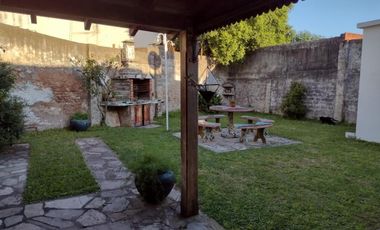 VENTA HERMOSA CASA EN LOTE PROPIO 2 AMB C/COCHERA, J. L. SUAREZ