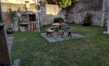 VENTA HERMOSA CASA EN LOTE PROPIO 2 AMB C/COCHERA, J. L. SUAREZ