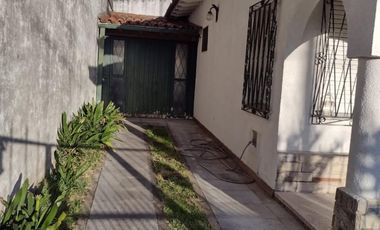 VENTA HERMOSA CASA EN LOTE PROPIO 2 AMB C/COCHERA, J. L. SUAREZ
