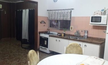 VENTA HERMOSA CASA EN LOTE PROPIO 2 AMB C/COCHERA, J. L. SUAREZ