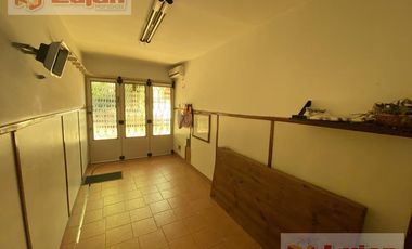 Casa 4 ambs, garaje 1 auto y hermoso fondo !