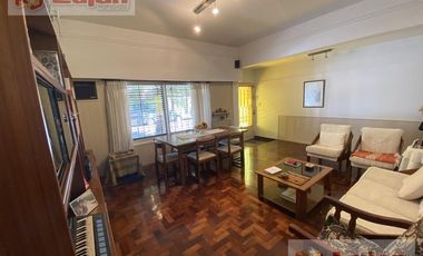 Casa 4 ambs, garaje 1 auto y hermoso fondo !