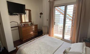 Casa 4 ambs, garaje 1 auto y hermoso fondo !