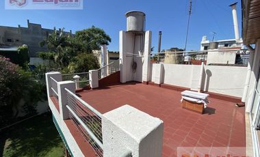 Casa 4 ambs, garaje 1 auto y hermoso fondo !