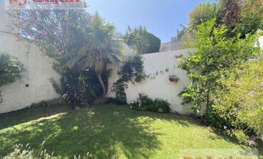 Casa 4 ambs, garaje 1 auto y hermoso fondo !