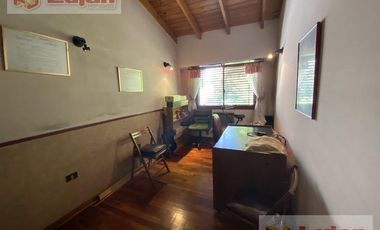 Casa 4 ambs, garaje 1 auto y hermoso fondo !