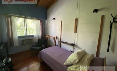 Casa 4 ambs, garaje 1 auto y hermoso fondo !