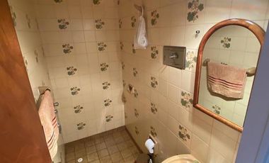 Casa 4 ambs, garaje 1 auto y hermoso fondo !