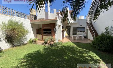 Casa 4 ambs, garaje 1 auto y hermoso fondo !