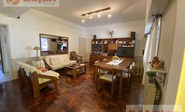 Casa 4 ambs, garaje 1 auto y hermoso fondo !