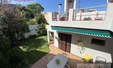 Casa 4 ambs, garaje 1 auto y hermoso fondo !