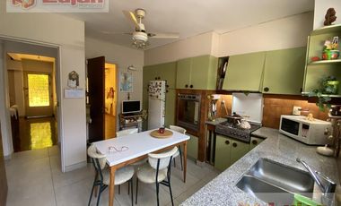 Casa 4 ambs, garaje 1 auto y hermoso fondo !