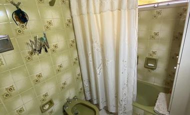 Casa 4 ambs, garaje 1 auto y hermoso fondo !