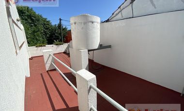 Casa 4 ambs, garaje 1 auto y hermoso fondo !