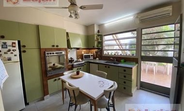 Casa 4 ambs, garaje 1 auto y hermoso fondo !