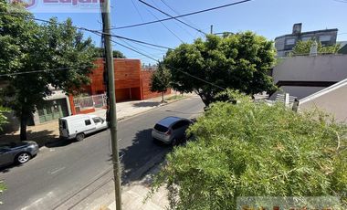 Casa 4 ambs, garaje 1 auto y hermoso fondo !