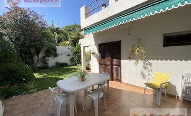 Casa 4 ambs, garaje 1 auto y hermoso fondo !