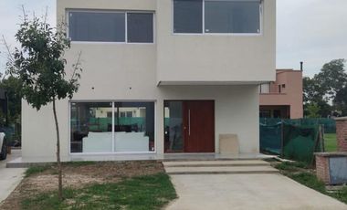 Venta casa 4 ambientes con piscina . Vila Marina. Villanueva