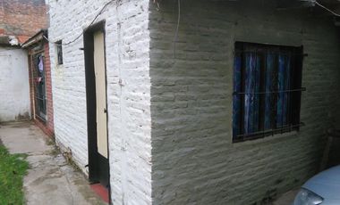 ¡APTA CREDITO CASA C/COCHERA PASANTE Y JARDÍN - ¡IMPERDIBLE