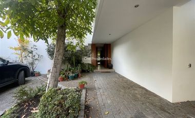 Casa en arriendo de 6 dorm. en Las Condes