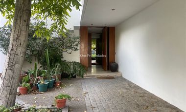 Casa en arriendo de 6 dorm. en Las Condes