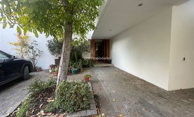 Casa en arriendo de 6 dorm. en Las Condes