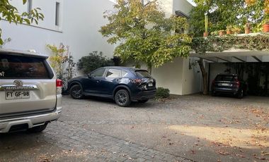 Casa en arriendo de 6 dorm. en Las Condes