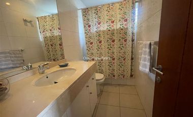 Casa en arriendo de 6 dorm. en Las Condes