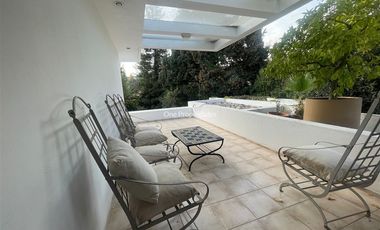 Casa en arriendo de 6 dorm. en Las Condes