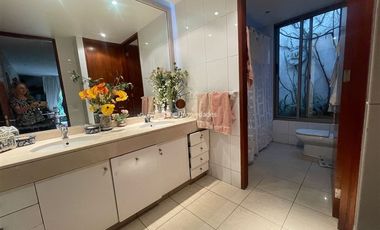 Casa en arriendo de 6 dorm. en Las Condes