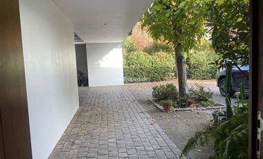 Casa en arriendo de 6 dorm. en Las Condes