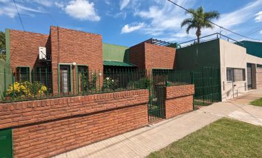 Casa en venta - 3 Dormitorios 3 Baños - Cochera - 300Mts2 - Villa Elvira, La Plata