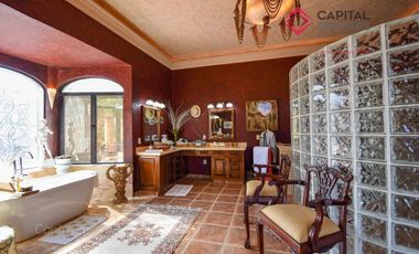 Casa de lujo en Venta en Ajijic con Alberca y Jardín
