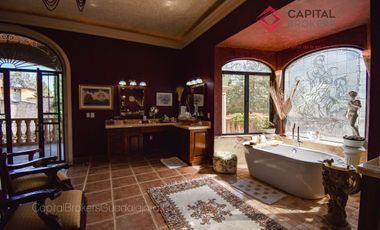Casa de lujo en Venta en Ajijic con Alberca y Jardín