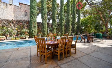 Casa de lujo en Venta en Ajijic con Alberca y Jardín