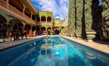 Casa de lujo en Venta en Ajijic con Alberca y Jardín