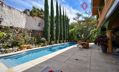 Casa de lujo en Venta en Ajijic con Alberca y Jardín