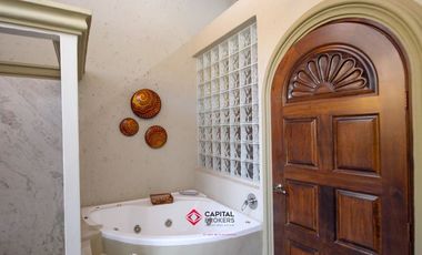 Casa de lujo en Venta en Ajijic con Alberca y Jardín