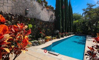Casa de lujo en Venta en Ajijic con Alberca y Jardín
