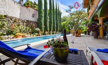 Casa de lujo en Venta en Ajijic con Alberca y Jardín