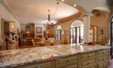 Casa de lujo en Venta en Ajijic con Alberca y Jardín