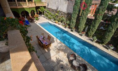 Casa de lujo en Venta en Ajijic con Alberca y Jardín