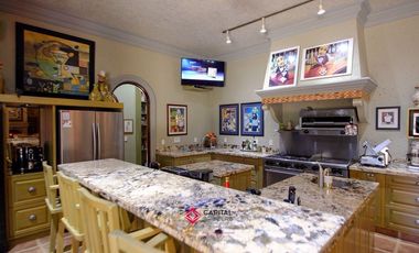 Casa de lujo en Venta en Ajijic con Alberca y Jardín