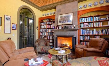 Casa de lujo en Venta en Ajijic con Alberca y Jardín