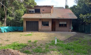 Chalet 4 ambientes a reciclar/ Barrio El Sosiego