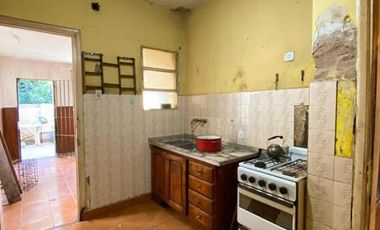 Casa a refaccionar sobre lote propio en Lanus Este